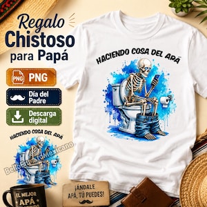 Op de afbeelding: Wit t-shirt met een humoristische afbeelding van een skelet op een toilet, een telefoon gebruikend. Het ontwerp is omgeven door blauwe aquarelspatten. De tekst op het shirt luidt "Haciendo Cosa Del Apa".