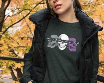 エース プライド モア ザン スキン ディープ スカルズ ロングスリーブ ジェンダー ニュートラル T シャツ | アセクシャル プライド シャツ | さりげないアセクシャル プライド