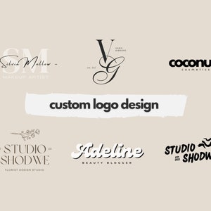 Op de afbeelding: Een verzameling van aangepaste logo-ontwerpen voor verschillende bedrijven. De logo's hebben verschillende stijlen en lettertypen, waaronder een bloemmotief, een handschrift en een vet, modern lettertype. De tekst "custom logo design" is in zwart op een witte achtergrond geschreven.