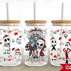 Può includere: Tre bicchieri di vetro trasparente con coperchi e cannucce, con un design a tema natalizio con Jack Skellington de The Nightmare Before Christmas. I bicchieri hanno uno sfondo bianco con luci natalizie colorate, fiocchi di neve e bastoncini di zucchero. Un bicchiere presenta Jack Skellington vestito da Babbo Natale con il testo "Nice or Naughty?" Gli altri due bicchieri presentano Jack Skellington in pose diverse.