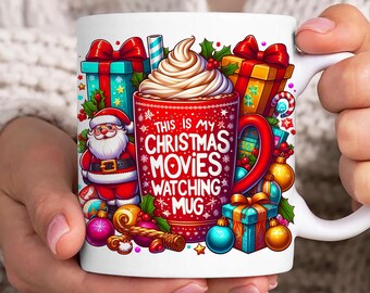 Może przedstawiać: Biały kubek ceramiczny z czerwono-białym wzorem. Kubek przedstawia czerwony kubek z białymi płatkami śniegu i tekstem "This is my Christmas Movies Watching Mug". Kubek jest otoczony ilustracjami o tematyce świątecznej, w tym Świętym Mikołajem, prezentami, laskami cukrowymi i ozdobami.