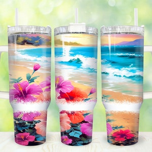 Op de afbeelding: Drie roestvrijstalen bekers met witte deksels en handvatten. Elke beker heeft een strandscene met blauw water, witte golven en een zandstrand. De bekers zijn versierd met roze, rode en oranje hibiscusbloemen.