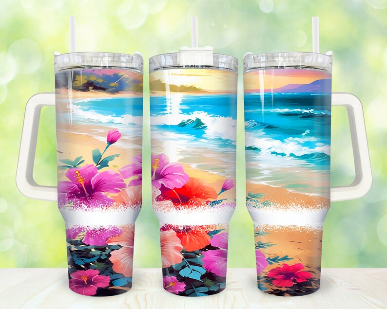 Op de afbeelding: Drie roestvrijstalen bekers met witte deksels en handvatten. Elke beker heeft een strandscene met blauw water, witte golven en een zandstrand. De bekers zijn versierd met roze, rode en oranje hibiscusbloemen.
