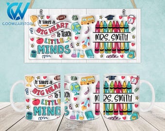 Pode incluir: Duas canecas brancas com desenhos coloridos. Uma caneca apresenta o texto "É preciso um grande coração para ensinar as mentes pequenas" e a outra caneca apresenta o texto "Sra. Smith". Ambas as canecas têm um tema escolar com imagens de lápis de cor, um ônibus escolar e um foguete.