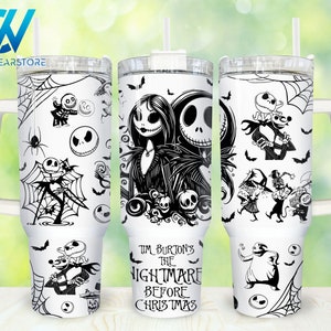 Può includere: Un bicchiere bianco con un design in bianco e nero con personaggi di The Nightmare Before Christmas di Tim Burton. Il bicchiere ha un manico e una cannuccia. Il testo "Tim Burton's The Nightmare Before Christmas" è stampato sul bicchiere.