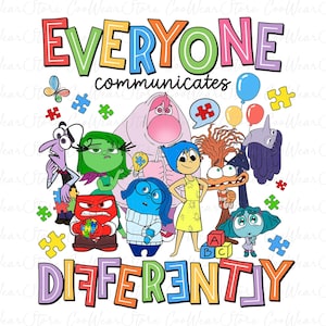 Puede incluir: Un gráfico colorido con personajes de la película Inside Out. Los personajes están de pie juntos y el texto "EVERYONE communicates DIFFERENTLY" está escrito en colores arcoíris. El gráfico es perfecto para una camiseta, una bolsa de mano u otros productos.