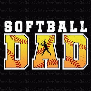 Op de afbeelding: Een grafisch ontwerp met de woorden "SOFTBALL DAD" in witte tekst. De letters zijn zwart omlijnd en gevuld met een gele en oranje gradiënt. Elke letter heeft een honkbalnaadpatroon.