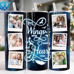 以下が含まれることがあります： 「あなたの翼は準備ができていたが、私の心はそうではなかった」という引用が書かれた青と黒のタンブラー。タンブラーには白い羽根と白い鳥がいくつか描かれています。タンブラーには、白黒のフレームに入った人々の写真が4枚あります。