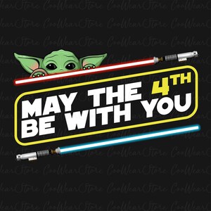 Puede incluir: Un diseño gráfico negro con un personaje alienígena verde, sables de luz rojos y azules, y el texto "MAY THE 4TH BE WITH YOU" en blanco y amarillo. El diseño tiene un tema de Star Wars.