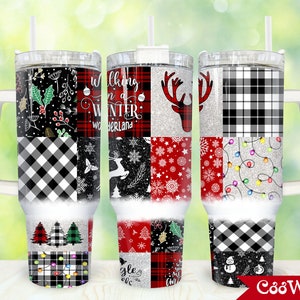 Könnte beinhalten: Drei Edelstahlbecher mit einem weißen, schwarzen und roten Patchwork-Design. Die Becher zeigen verschiedene festliche Muster, darunter Schneeflocken, Karos, Weihnachtslichter und einen Schneemann. Die Becher haben einen weißen Deckel und einen weißen Griff.