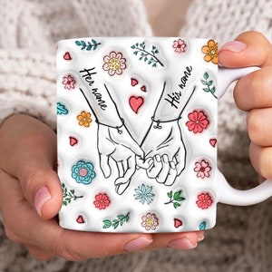 Personalice la envoltura de taza inflada 3D de la mano tomada, plantilla de taza de 11 oz con nombre personalizado para pareja, taza inflada 3D de 11 oz con amor en formato PNG, diseño de sublimación de taza para pareja