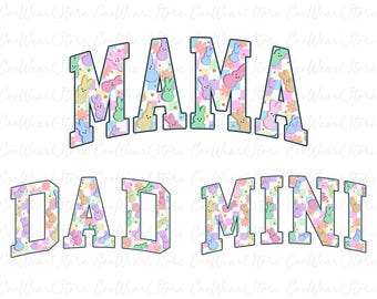 Puede incluir: Un diseño digital con las palabras "MAMA", "DAD" y "MINI" en una fuente universitaria azul y blanca. Las letras están rellenas con un patrón pastel rosa, azul, verde y amarillo de Peeps de Pascua.