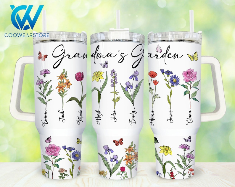 K&ouml;nnte beinhalten: Drei wei&szlig;e Edelstahlbecher mit wei&szlig;em Griff und Strohhalm. Jeder Becher zeigt ein Blumenmuster mit einer anderen Blume und einem Namen darunter. Der Text "Grandma's Garden" ist auf der Oberseite der Becher aufgedruckt.