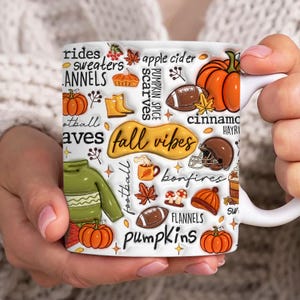 Puede incluir: Taza de cerámica blanca con un diseño de otoño. La taza presenta ilustraciones de calabazas, hojas, balones de fútbol, suéteres y otros artículos relacionados con el otoño. El texto "fall vibes" se muestra de forma prominente en el centro de la taza.