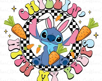 Puede incluir: Un personaje azul Stitch con orejas de conejo y sosteniendo zanahorias. El personaje está rodeado de un círculo a cuadros con el texto "Chillin' with my Peeps" en colores arcoíris.