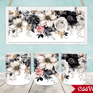 Puede incluir: Tres tazas de cerámica blanca con un diseño floral que presenta flores negras, blancas y color rubor. Un letrero rectangular con el mismo diseño floral cuelga sobre las tazas. El diseño incluye detalles dorados y está sobre un fondo blanco.