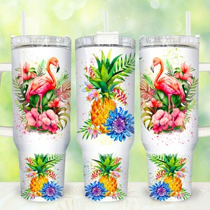 Op de afbeelding: Drie roestvrijstalen bekers met deksels en handvatten. Elke beker heeft een ander tropisch ontwerp met roze flamingo's, ananas en groene bladeren op een witte achtergrond.