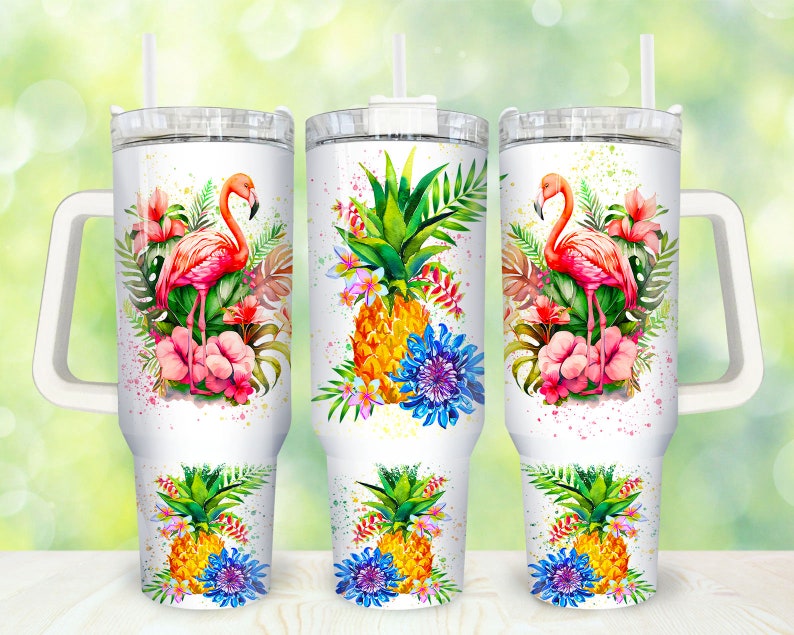 Op de afbeelding: Drie roestvrijstalen bekers met deksels en handvatten. Elke beker heeft een ander tropisch ontwerp met roze flamingo's, ananas en groene bladeren op een witte achtergrond.
