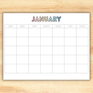 Peut inclure: Un modèle de calendrier vierge pour le mois de janvier. Le calendrier a un titre arc-en-ciel et est divisé en sept colonnes pour chaque jour de la semaine, du dimanche au samedi.