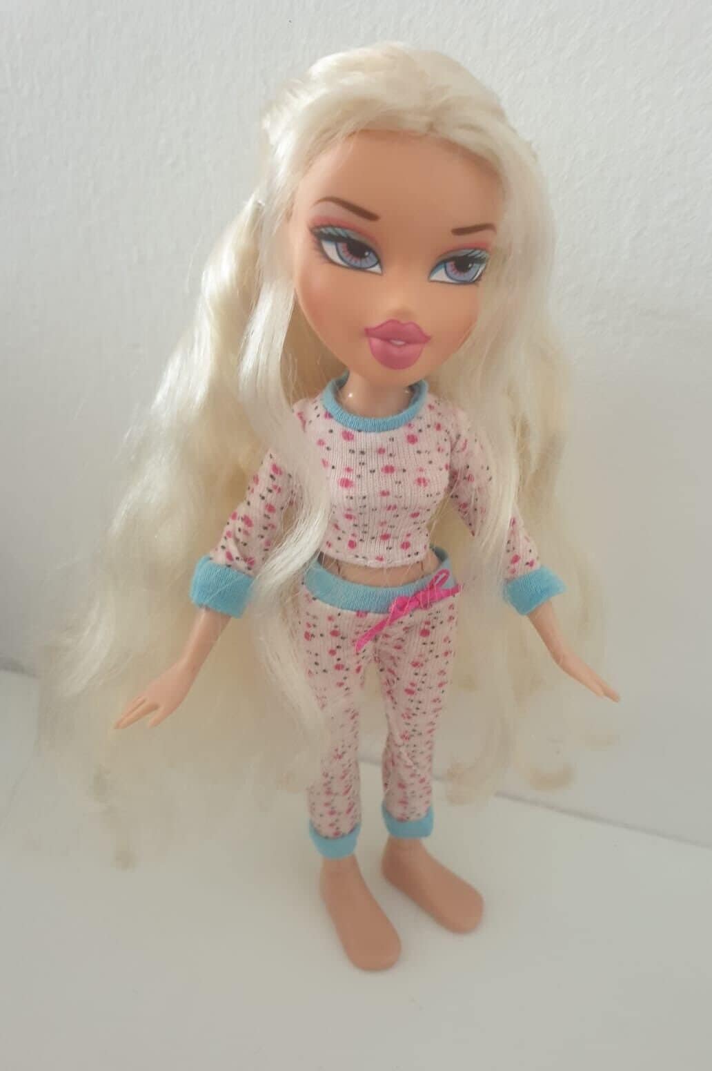 Help me pick out a slumber party / nighty nite outfit for my thrifted,  dark-lipped Cloe 💞 : r/Bratz