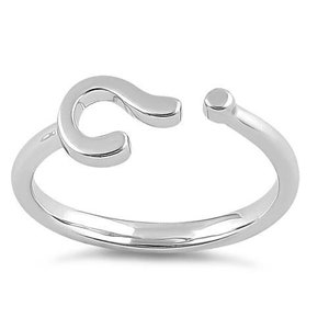 Puede incluir: Anillo ajustable de plata con un dise&ntilde;o de signo de interrogaci&oacute;n.