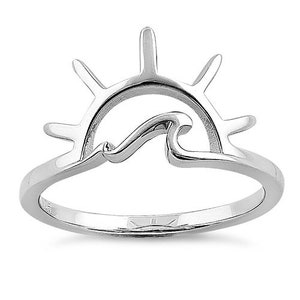 Könnte beinhalten: Sterling Silber Ring mit Wellen- und Sonnenmotiv. Der Ring ist offen und hat einen zarten, minimalistischen Stil.