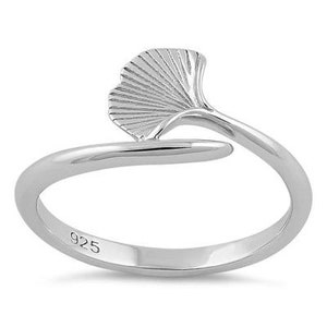 Könnte beinhalten: Sterling Silber Ring mit einem Ginkgoblatt-Design. Der Ring ist verstellbar und trägt die Punze 925.