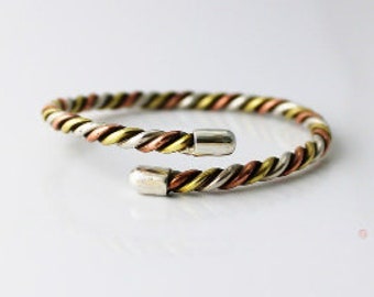 Pulseira de metal tricolor torcida: estilo Kriya Kundalini