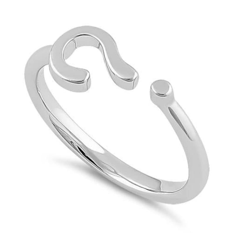 Puede incluir: Un anillo de plata con un dise&ntilde;o de signo de interrogaci&oacute;n. El anillo est&aacute; abierto y tiene un acabado liso.