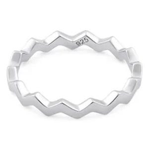 Puede incluir: Un anillo de color plateado con un patrón continuo de zigzag o chevron a lo largo de la banda. La superficie interior del anillo está claramente marcada con el texto 925, lo que indica la composición del metal. El anillo tiene un acabado liso.