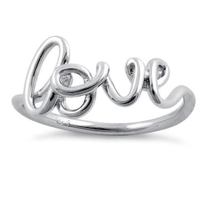 Puede incluir: Un anillo de plata con la palabra "love" escrita en cursiva.