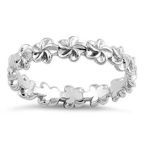 Può includere: Un anello d'argento con un delicato design di piccoli fiori attorno alla fascia.