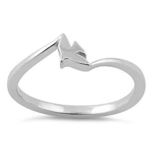 Op de afbeelding: Sterling zilveren ring met een duif ontwerp. De duif is aan de zijkant van de ring geplaatst, met zijn vleugels uitgespreid.