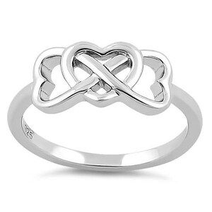 Puede incluir: Anillo de plata de ley con dos diseños de corazón entrelazados. Los corazones están conectados en un patrón de nudo, simbolizando el amor eterno.