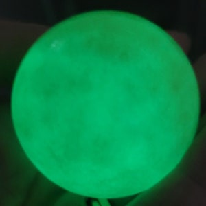 Leuchtende Steinkugel, Glow in the Dark Crystal Stone.