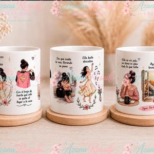 Könnte beinhalten: Drei weiße Keramikbecher mit Illustrationen und spanischem Text. Jeder Becher zeigt eine Frau in verschiedenen Posen, mit floralen Akzenten. Die Becher stehen auf Holzuntersetzern, mit einem floralen Hintergrund.