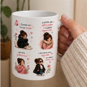 Puede incluir: Taza de cerámica blanca con una ilustración de dibujos animados de una niña en diferentes poses y texto en español. La niña se muestra con varios atuendos, con corazones y flores. La taza está sostenida por una persona.