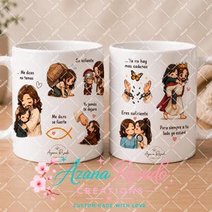 Puede incluir: Dos tazas de cerámica blanca con ilustraciones y texto. Una taza presenta imágenes de una persona abrazando a otra, con el texto "Me dices no temas". La otra taza tiene imágenes de una persona cargando a otra, con el texto "Para siempre a tu lado yo estaré".