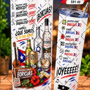 Può includere: Due bicchieri bianchi da 591 ml con coperchi e cannucce, decorati con grafiche culturali portoricane tra cui una chitarra, rum Pitorro, birra Medalla, bibita Coco Rico, domino, una rana coqui, fiori di ibisco e testo in spagnolo.