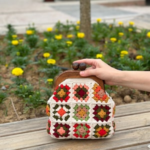 Bolsa clutch quadrada Vovó vintage e minimalista com fecho de madeira. Bolsa de primavera em crochê creme Kiss lock. Bolsa bege ou bolsa de ombro.