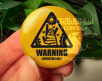 SOLO QUESTO MESE! Spilla/distintivo "Crush Hazard" da 44 mm per amanti dei robot (leggere la descrizione).