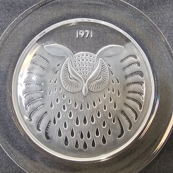 Vintage Lalique 1971 limited edition Owl plate. Cristal Lalique Paris. Beautiful condition.  Signature included.