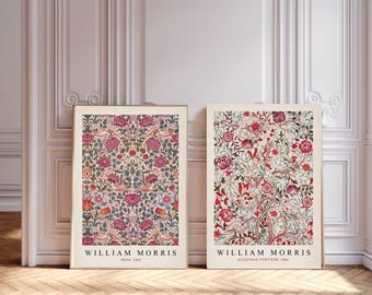 Puede incluir: Dos impresiones enmarcadas de patrones florales de William Morris. La impresión de la izquierda presenta un patrón floral rosa y verde con el texto "William Morris Rose 1883". La impresión de la derecha presenta un patrón floral rojo y verde con el texto "William Morris Acanthus Portiere 1883".