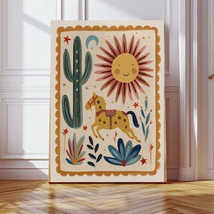 Puede incluir: Una impresi&oacute;n art&iacute;stica enmarcada que presenta una escena des&eacute;rtica caprichosa. La obra de arte incluye un sol sonriente, un cactus, un caballo corriendo y varias plantas del desierto. La paleta de colores consiste en tonos c&aacute;lidos como el amarillo, el rojo y el azul.