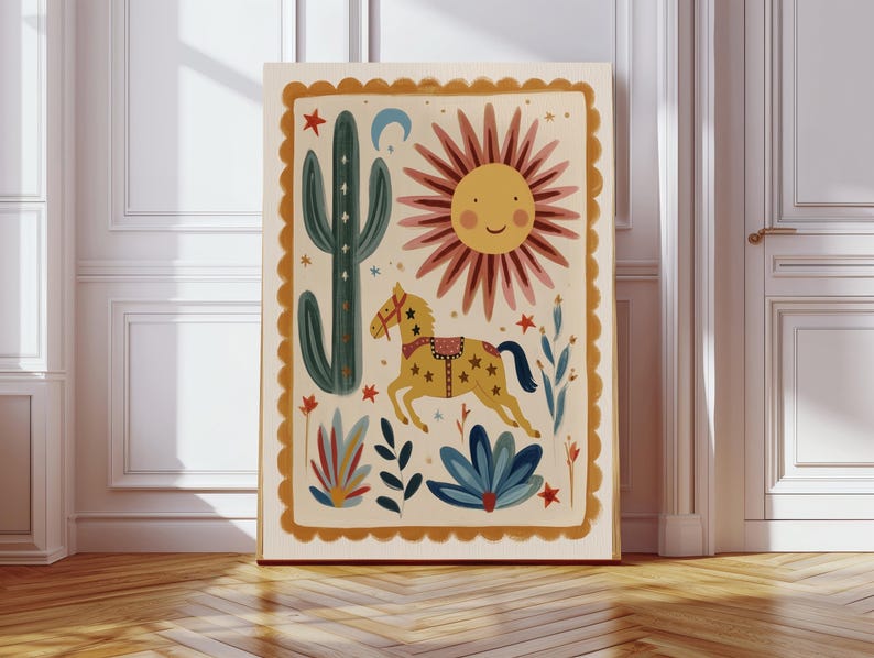 Puede incluir: Una impresi&oacute;n art&iacute;stica enmarcada que presenta una escena des&eacute;rtica caprichosa. La obra de arte incluye un sol sonriente, un cactus, un caballo corriendo y varias plantas del desierto. La paleta de colores consiste en tonos c&aacute;lidos como el amarillo, el rojo y el azul.