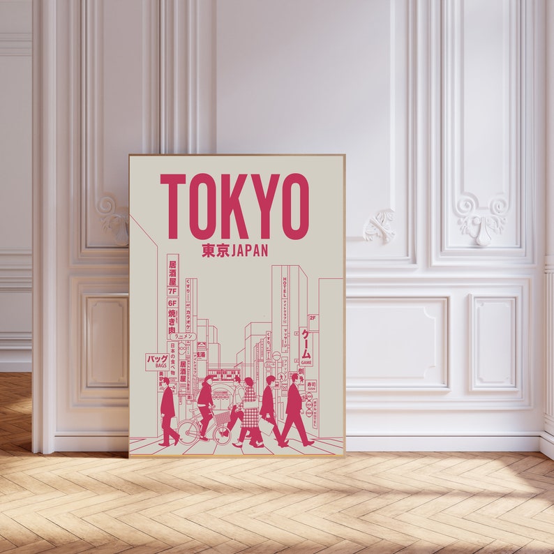 K&ouml;nnte beinhalten: Ein rosa-wei&szlig;es Poster mit dem Text "TOKYO 東京 JAPAN" und einer stilisierten Illustration einer Stra&szlig;enszene in Tokio mit Fu&szlig;g&auml;ngern.