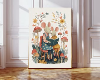 Puede incluir: Una impresión artística enmarcada que presenta dos ratones antropomórficos leyendo un libro, rodeados de flores y setas. La ilustración tiene un estilo caprichoso con una paleta de colores cálidos, evocando un cuento de hadas.