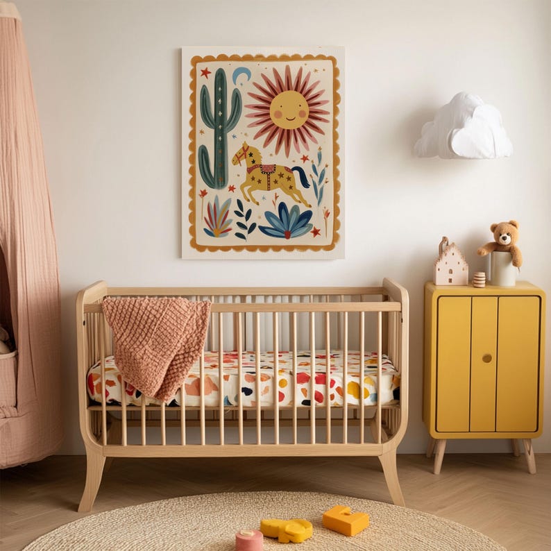 Puede incluir: Una escena de guarder&iacute;a con una cuna de madera clara, una s&aacute;bana estampada y una manta coral. Un armario amarillo contiene un oso de peluche y casas decorativas. Un estampado enmarcado con un caballo, un sol y un cactus cuelga sobre la cuna.