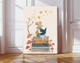 Puede incluir: Una ilustración caprichosa muestra un ratón leyendo un libro sobre una pila de libros coloridos. El ratón lleva una capa y pantalones a rayas. Las setas y un árbol con estrellas y hojas se suman al tema de cuento de hadas. La obra está enmarcada.
