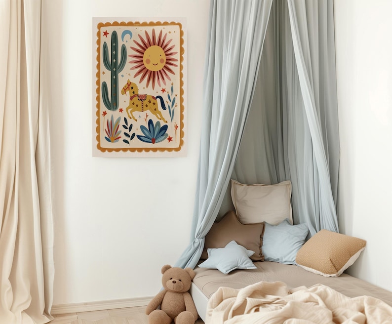 Puede incluir: Una l&aacute;mina de arte mural rectangular que presenta un caballo amarillo central con silla de montar, un sol sonriente, un cactus verde alto y varios elementos bot&aacute;nicos azules y rojos, todo dentro de un borde festoneado color mostaza.